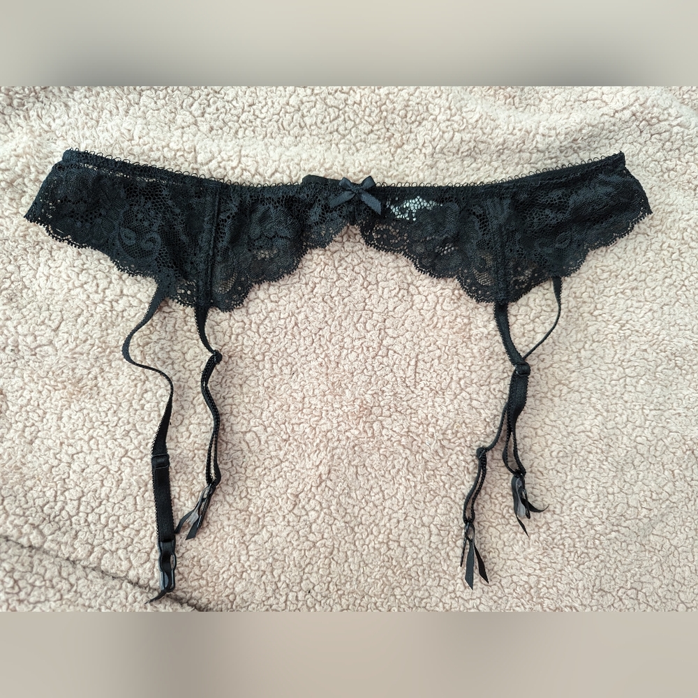 Black lace garter belt - brand new - M/L